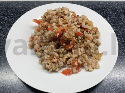 Grikių patiekalas azijietišku stiliumi vakarienei pagrindine nuotrauka