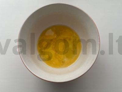 Omletas-skramblys su rūkytomis dešrelėmis Žingsnis 1