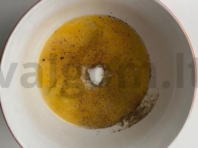 Omletas-skramblys su rūkytomis dešrelėmis Žingsnis 2