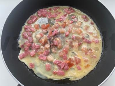 Omletas-skramblys su rūkytomis dešrelėmis Žingsnis 4