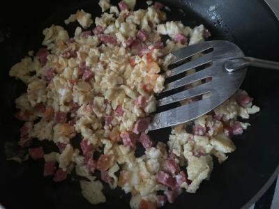 Omletas-skramblys su rūkytomis dešrelėmis Žingsnis 5