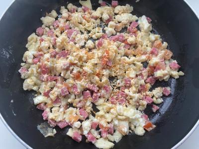 Omletas-skramblys su rūkytomis dešrelėmis Žingsnis 6