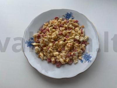 Omletas-skramblys su rūkytomis dešrelėmis pagrindine nuotrauka