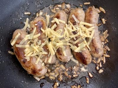 Kumpiai su svogūnais, sūriu ir česnaku keptuvėje Žingsnis 5