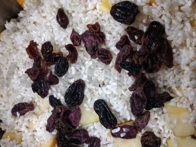 Vegetariška ryžių košė su moliūgu, obuoliais, razinomis Žingsnis 2