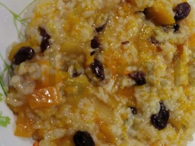 Vegetariška ryžių košė su moliūgu, obuoliais, razinomis pagrindine nuotrauka