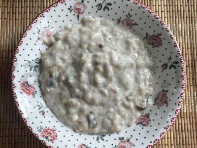 Avižų košė su džiovintais vaisiais pusryčiams pagrindine nuotrauka