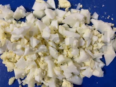 Salotas „Švelnumas“ su pusiau rūkytomis dešromis ir šviežiu agurku Žingsnis 2