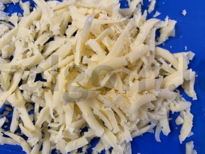 Salotas „Švelnumas“ su pusiau rūkytomis dešromis ir šviežiu agurku Žingsnis 3