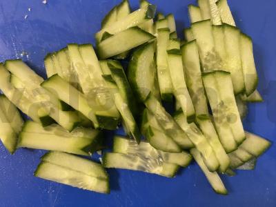 Salotas „Švelnumas“ su pusiau rūkytomis dešromis ir šviežiu agurku Žingsnis 5