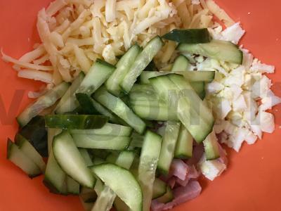 Salotas „Švelnumas“ su pusiau rūkytomis dešromis ir šviežiu agurku Žingsnis 6