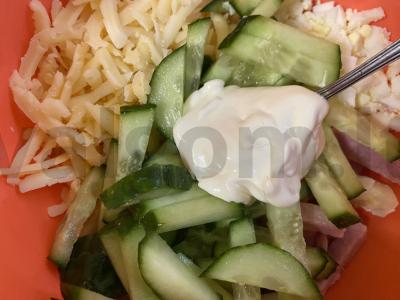 Salotas „Švelnumas“ su pusiau rūkytomis dešromis ir šviežiu agurku Žingsnis 7