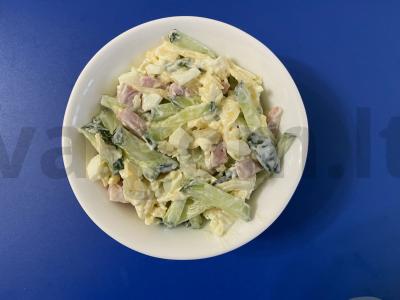 Salotas „Švelnumas“ su pusiau rūkytomis dešromis ir šviežiu agurku Žingsnis 8