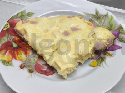 Omletas su dešra ir sūriu pagrindine nuotrauka