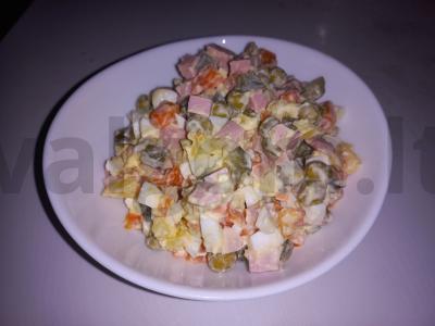 Olivje su naminiu majonezu pagrindine nuotrauka