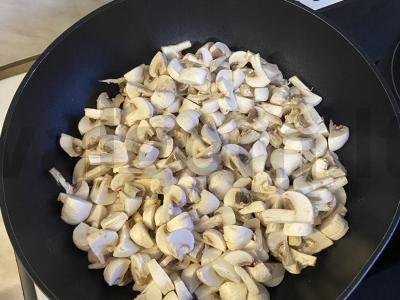 Troškinta kalakutiena su pievagrybiais grietinėlės padaže Žingsnis 2