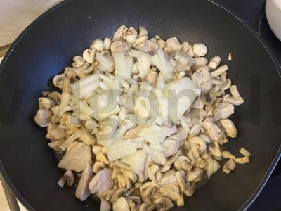 Troškinta kalakutiena su pievagrybiais grietinėlės padaže Žingsnis 3