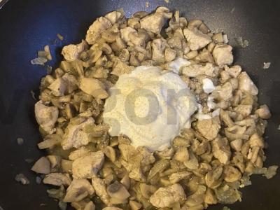 Troškinta kalakutiena su pievagrybiais grietinėlės padaže Žingsnis 4