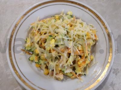 Salotas su karbonaidu, daržovėmis ir sūriu pagrindine nuotrauka