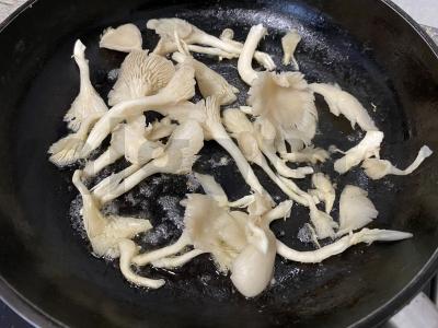 Bulvių košė su pievagrybiais grietinėlės-česnako padaže Žingsnis 5