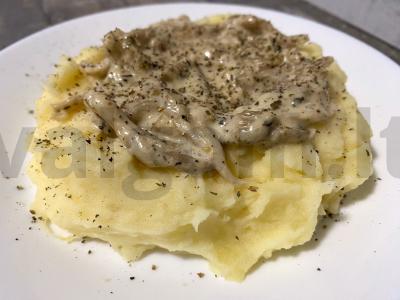 Bulvių košė su pievagrybiais grietinėlės-česnako padaže pagrindine nuotrauka