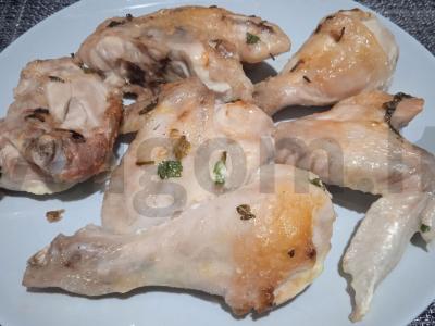 Kepta vištiena su vynuogių aliejumi ir petražolėmis pagrindine nuotrauka