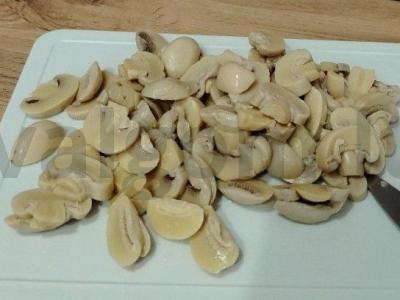 Salotas su pievagrybiais, sūriu ir vištiena Žingsnis 4