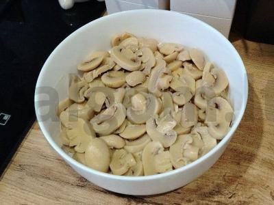 Salotas su pievagrybiais, sūriu ir vištiena Žingsnis 5