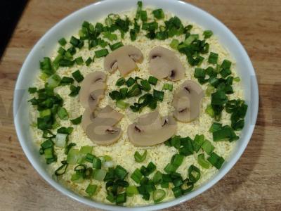 Salotas su pievagrybiais, sūriu ir vištiena pagrindine nuotrauka