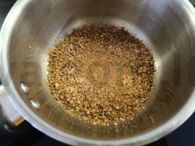 Grikių dribsniai su juodąja serbentu pusryčiams Žingsnis 1