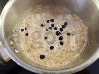 Grikių dribsniai su juodąja serbentu pusryčiams Žingsnis 3