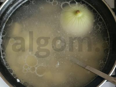 Ežerinis žuvies sultinys su žolelėmis ir lauro lapu Žingsnis 1