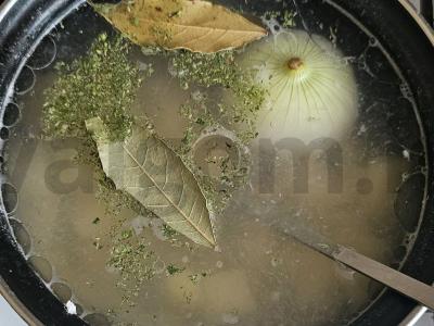 Ežerinis žuvies sultinys su žolelėmis ir lauro lapu Žingsnis 2