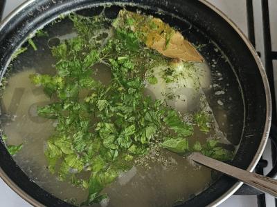 Ežerinis žuvies sultinys su žolelėmis ir lauro lapu Žingsnis 4