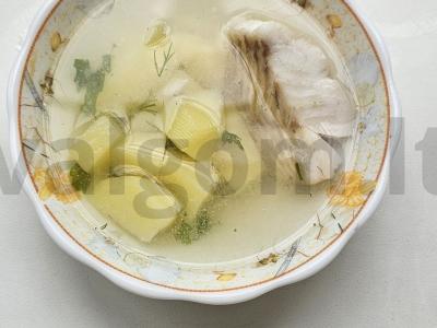 Ežerinis žuvies sultinys su žolelėmis ir lauro lapu pagrindine nuotrauka