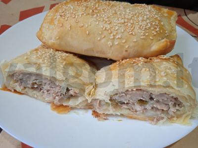 Sluoksniuoti pyragėliai su kiaulienos faršu ir jalapeño pipirais pagrindine nuotrauka