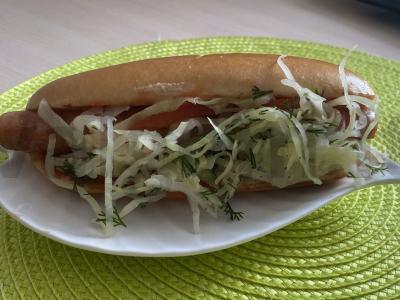 Karštas šuo su dešrelėmis ir kopūstais pagrindine nuotrauka