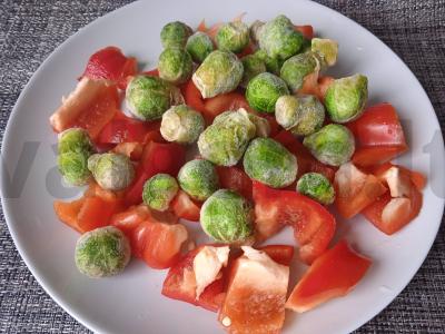 Vištiena, kepta su Briuselio kopūstais, žaliąja pupelių, paprikomis ir itališkais prieskoniais Žingsnis 2