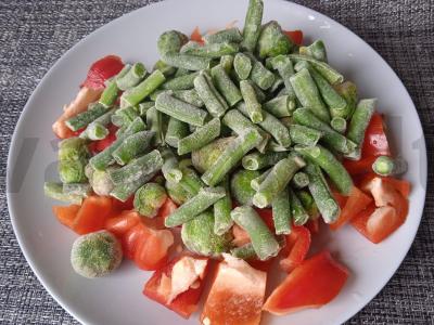 Vištiena, kepta su Briuselio kopūstais, žaliąja pupelių, paprikomis ir itališkais prieskoniais Žingsnis 3