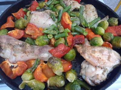 Vištiena, kepta su Briuselio kopūstais, žaliąja pupelių, paprikomis ir itališkais prieskoniais Žingsnis 7