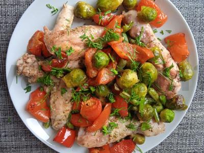 Vištiena, kepta su Briuselio kopūstais, žaliąja pupelių, paprikomis ir itališkais prieskoniais pagrindine nuotrauka