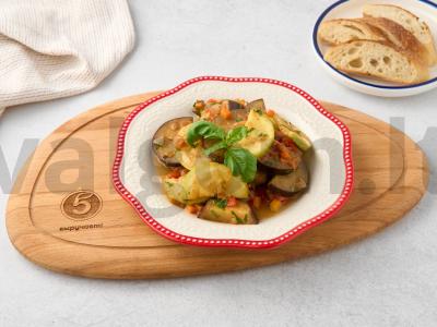 Daržovių troškinys su baklažanais ir cukinijomis pagrindine nuotrauka