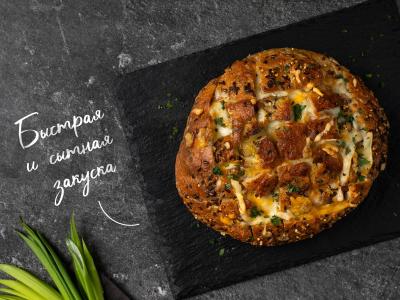 Sūrio-česnakinis duona pagrindine nuotrauka