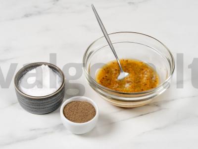 Salotos su slyvomis ir rūkytomis vištienos krūtinėlėmis Žingsnis 1