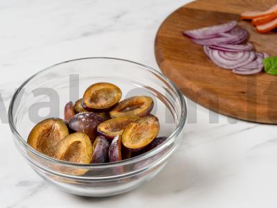 Salotos su slyvomis ir rūkytomis vištienos krūtinėlėmis Žingsnis 2