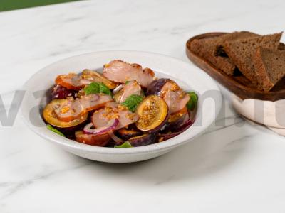 Salotos su slyvomis ir rūkytomis vištienos krūtinėlėmis pagrindine nuotrauka