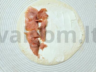 Rulėliai su silpniai sūdyta lašiša ir agurku Žingsnis 2