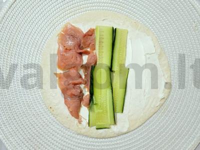 Rulėliai su silpniai sūdyta lašiša ir agurku Žingsnis 3