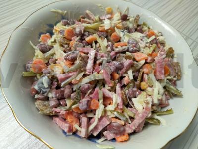 Salotos su pupelėmis, dešra ir ruginių skrebučiais pagrindine nuotrauka