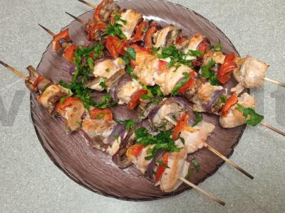 Orkaitėje kepti vištienos krūtinėlės šašlykai su daržovėmis pagrindine nuotrauka